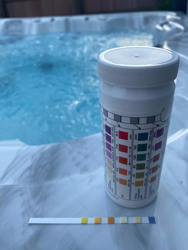 Pool test strip and test strip bottle with indicators